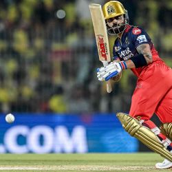 Virat Kohli, de Royal Challengers Bengaluru, observa la pelota después de realizar un tiro durante el partido de cricket Twenty20. Foto de R. Satish BABU / AFP | Foto:AFP