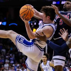 Kon Knueppel #7 de los Duke Blue Devils recibe una falta de KJ Lewis #5 de los Arizona Wildcats en Newark, Nueva Jersey. Foto de AFP | Foto:AFP