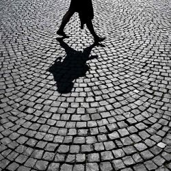 Una persona camina por una calle durante un día soleado en el centro de Fráncfort del Meno, en el oeste de Alemania. Foto de Kirill KUDRYAVTSEV / AFP | Foto:AFP