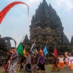 Hindúes llevan ofrendas mientras realizan el ritual Pradaksina durante la ceremonia Tawur Agung Kesanga. Foto de DEVI RAHMAN / AFP | Foto:AFP