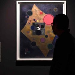 Un hombre junto a la pintura titulada "Akzent in Rosa" (1926) del artista ruso Vassily Kandinsky, en el Centro Pompidou de Málaga. Foto de JORGE GUERRERO / AFP | Foto:AFP