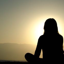 La simple rutina para calmar los pensamientos negativos y vivir en gratitud