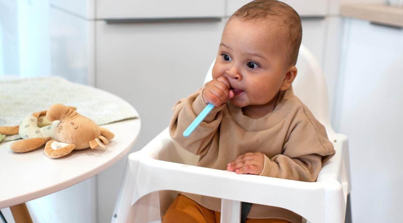 Mamá preocupada por la alimentación de su hijo.