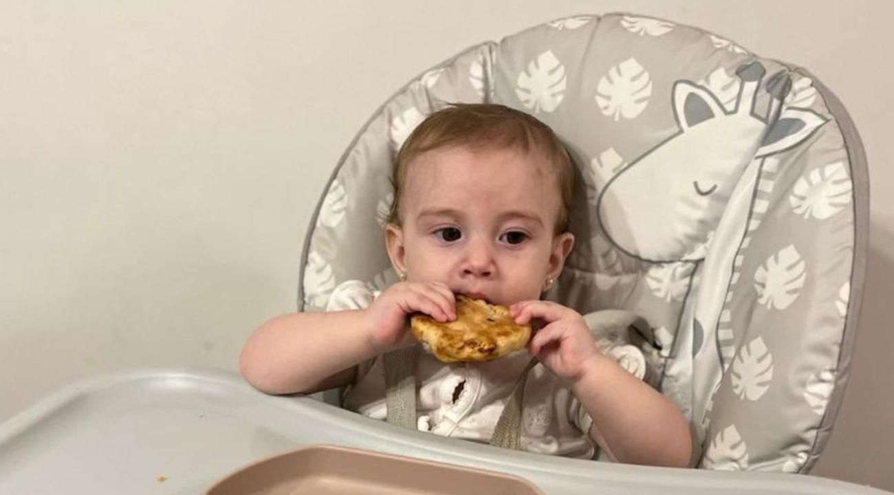 Mamá preocupada por la alimentación de su hijo.