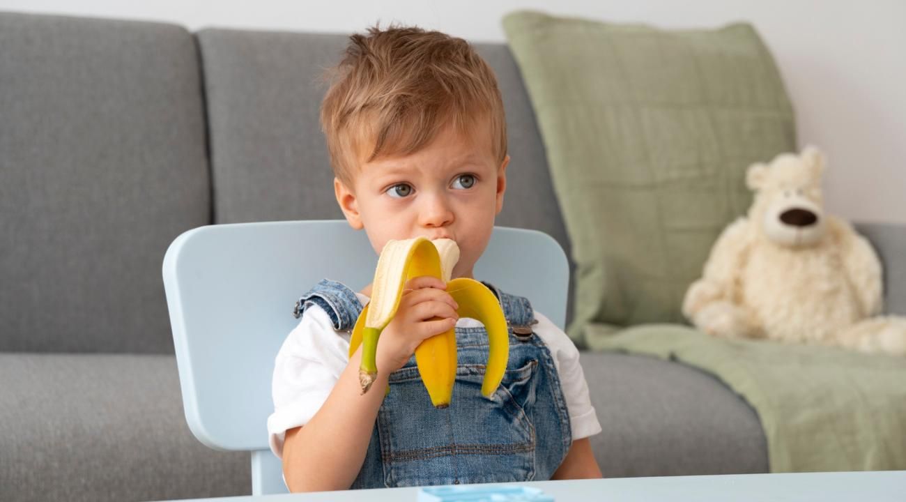 Mamá preocupada por la alimentación de su hijo.