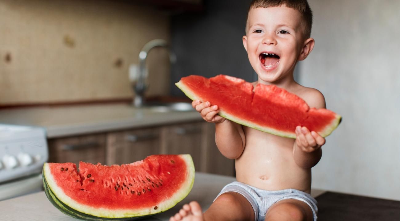 Mamá preocupada por la alimentación de su hijo.