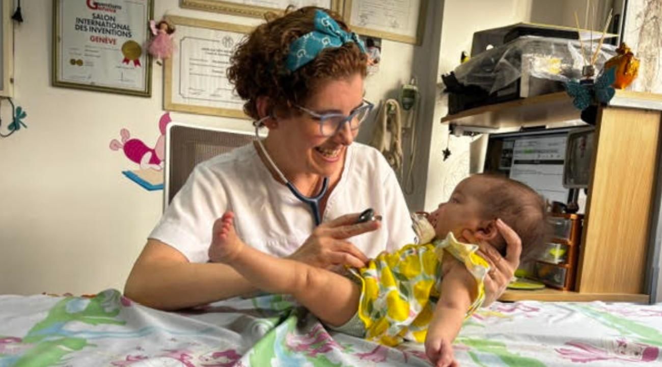 Mamá preocupada por la alimentación de su hijo.