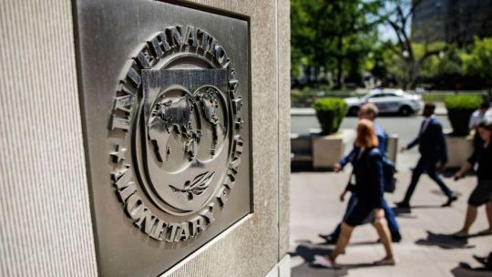 El FMI ubica a la Argentina entre los beneficiados por la guerra en Medio Oriente, pero lanzó una advertencia