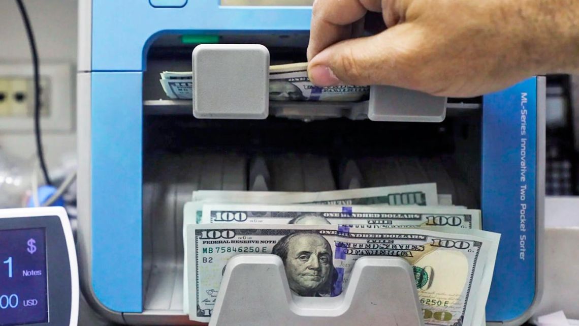 El anuncio del Fondo fue insuficiente para el mercado, que alerta por la sangría de reservas