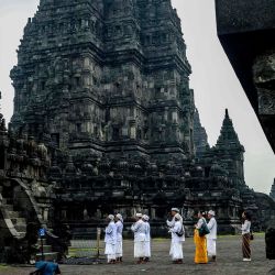 Devotos hindúes indonesios participan en una ceremonia previa al Día de Nyepi, o Día del Silencio, en el templo de Prambanan, en Yogyakarta, Indonesia. | Foto:Xinhua/Agung Supriyanto