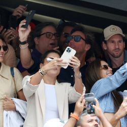 El futbolista argentino Lionel Messi posa para fotografías con la afición tras el partido de semifinales entre Novak Djokovic de Serbia y Grigor Dimitrov de Bulgaria, en la jornada 11 del Abierto de Miami, disputado en el Hard Rock Stadium en Miami Gardens, Florida. | Foto:AL BELLO / GETTY IMAGES NORTH AMERICA / Getty Images vía AFP