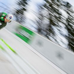 El polaco Kamil Stoch compite durante la prueba individual masculina de salto de esquí en pista de la Copa del Mundo de Salto de Esquí de la FIS en Planica. | Foto:Jure Makovec / AFP