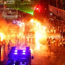 La policía antidisturbios dispersa a los manifestantes durante una protesta contra la revisión de la ley de las fuerzas armadas frente a la Cámara de Representantes en Yakarta, Indonesia. | Foto:AZWAR IPANK / AFP