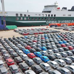 Los automóviles esperan ser cargados en el Eco Napoli, un buque híbrido Ro-ro construido por Jinling Shipping en Nanjing para el Grupo Grimaldi, en el puerto de Yantai, en la provincia oriental china de Shandong. | Foto:AFP