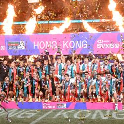 Los equipos femeninos de Nueva Zelanda y masculino de Argentina celebran con sus trofeos en el podio después de ganar sus partidos de la final de copa en el tercer día del torneo Rugby Sevens Hong Kong 2025 en el estadio deportivo Kai Tak. | Foto:PETER PARKS / AFP