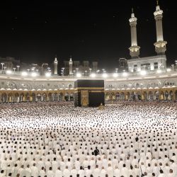 Los musulmanes realizan la oración matutina alrededor de la Kaaba en la Gran Mezquita de La Meca, ciudad sagrada de Arabia Saudita, al inicio del Eid al-Fitr, que marca el final del mes sagrado musulmán de ayuno del Ramadán. | Foto:Abdel Ghani Bashir / AFP