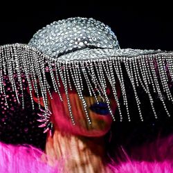 Una modelo presenta una creación de fdci x pearl academy, durante la Semana de la Moda Lakmé x FDCI, en Mumbai, India. | Foto:SUJIT JAISWAL / AFP