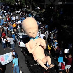 Una muñeca gigante que representa un feto humano es transportada en un remolque mientras manifestantes antiaborto participan en la décima edición de la "Marcha por la Vida" en Buenos Aires. | Foto:LUIS ROBAYO / AFP