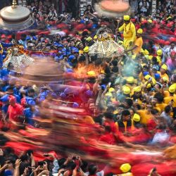 Devotos hindúes participan en el 'festival Pahchare Chariot' en Katmandú. | Foto:PRAKASH MATHEMA / AFP
