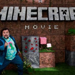 El actor estadounidense Jack Black posa en la alfombra roja a su llegada al estreno mundial de "La película de Minecraft" en Cineworld Leicester Square, en el centro de Londres. | Foto:BENJAMIN CREMEL / AFP