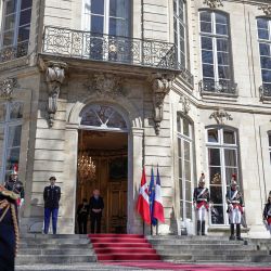 El primer ministro francés, François Bayrou, espera la llegada del rey Federico X de Dinamarca antes de su encuentro en el Hotel Matignon de París. | Foto:STEPHANE DE SAKUTIN / AFP