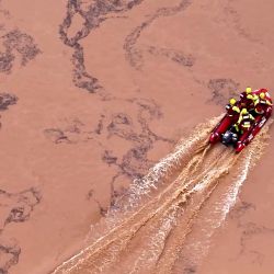 Esta foto muestra a rescatistas en un bote en las aguas de la inundación cerca de la ciudad de Adavale, en el suroeste de Queensland. Manadas enteras de ganado se ahogaron en las vastas inundaciones que se extendieron por el interior de Australia, informaron las autoridades, mientras la marea fangosa inundaba un área del tamaño de Francia. | Foto:Handout / DEPARTAMENTO DE BOMBEROS DE QUEENSLAND / AFP