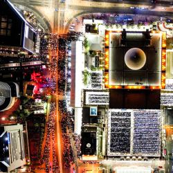 Esta fotografía aérea muestra a musulmanes rezando en Laylat al-Qadr, la Noche del Destino, que se cree fue la primera revelación del Corán al profeta Mahoma durante el mes sagrado de ayuno del Ramadán, en la Gran Mezquita de la ciudad de Kuwait. | Foto:Yasser Al-Zayyat / AFP