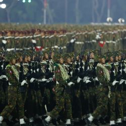 Imagen de soldados marchando durante un desfile militar para conmemorar el 80º Día de las Fuerzas Armadas, en Nay Pyi Taw, Myanmar. | Foto:Xinhua/Myo Kyaw Soe
