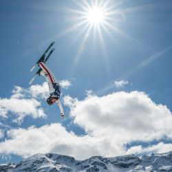 La canadiense Marion Thenault calienta antes de la final de la prueba mixta aérea por equipos del Campeonato Mundial de Snowboard, Freestyle y Freeski de la FIS 2025 en St. Moritz. | Foto:FABRICE COFFRINI / AFP