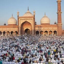 Personas ofrecen oraciones del Eid al-Fitr en Jama Masjid (gran mezquita), en Nueva Delhi, India. | Foto:Xinhua/Javed Dar