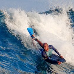 Un surfista cabalga sobre un maremoto en Malé. | Foto:Mohamed Afrah / AFP