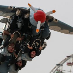 Una familia se sube a una atracción en un parque de diversiones en Bagdad, durante el Eid al-Fitr, que marca el fin del mes sagrado musulmán de ayuno, el Ramadán. | Foto:AHMAD AL-RUBAYE / AFP