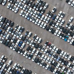 Vehículos nuevos estacionados en el muelle del Centro de Preparación de Vehículos Mercedes-Benz (VPC) en Baltimore, Maryland. | Foto:JIM WATSON / AFP