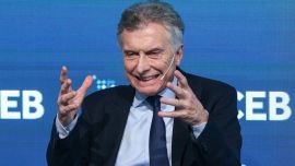 Mauricio Macri en modo tirapiedras