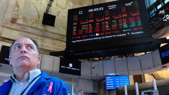 Tras el lunes negro, las bolsas asiáticas y europeas recortan pérdidas aunque los analistas prevén más turbulencias