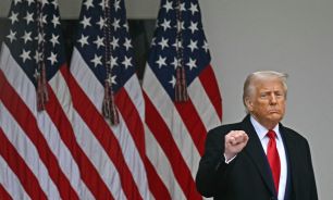 20250402 Donald Trump dio un discurso sobre aranceles recíprocos durante un evento en el Jardín de las Rosas titulado "Hagamos que Estados Unidos vuelva a ser rico" en la Casa Blanca