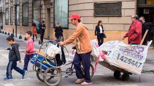 Una familia tipo necesitó $1.110.063 para no ser pobre en abril, según el INDEC