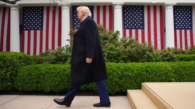 20250402 Donald Trump dio un discurso sobre aranceles recíprocos durante un evento en el Jardín de las Rosas titulado "Hagamos que Estados Unidos vuelva a ser rico" en la Casa Blanca