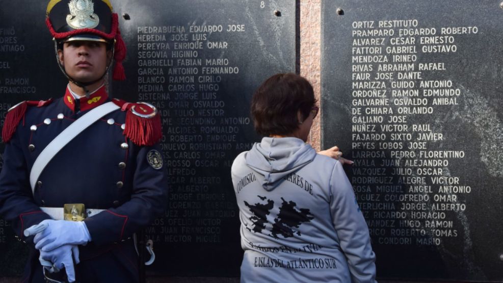 Homenaje a los Combatientes de Malvinas en Plaza San Martín.