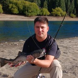 No todo es fly en la Patagonia. Amigos del norte bonaerense disfrutaron también de la pesca con señuelos y cucharas. 