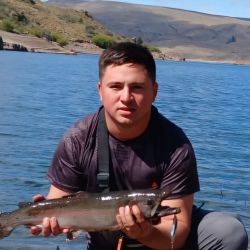 No todo es fly en la Patagonia. Amigos del norte bonaerense disfrutaron también de la pesca con señuelos y cucharas. 