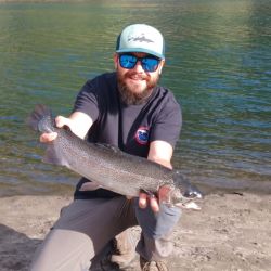 No todo es fly en la Patagonia. Amigos del norte bonaerense disfrutaron también de la pesca con señuelos y cucharas. 