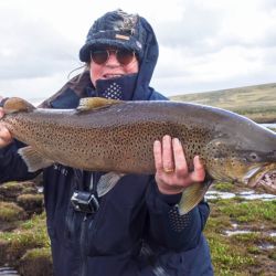 A poco más de 40 años de aquel conflicto que nos marcó a fuego y que se extendió por 74 días, la chance de pescar en este icónico sitio es posible, aunque nada económico. 