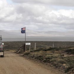 A poco más de 40 años de aquel conflicto que nos marcó a fuego y que se extendió por 74 días, la chance de pescar en este icónico sitio es posible, aunque nada económico. 
