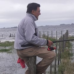  En unas semanas, las abundantes carpas y tarariras dejarán paso al ansiado pejerrey. El moncholo, en tanto, mantendrá su presencia en forma constante. 