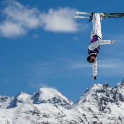 El australiano Reilly Flanagan compite durante la final de saltos aéreos por equipos mixtos en el Campeonato Mundial de Snowboard, Freestyle y Freeski de la FIS 2025 en St. Moritz. | Foto:FABRICE COFFRINI / AFP