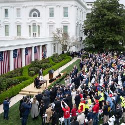 El presidente de Estados Unidos, Donald Trump, sostiene una orden ejecutiva firmada tras pronunciar un discurso sobre aranceles recíprocos durante un evento en el Jardín de las Rosas titulado "Hagamos que Estados Unidos vuelva a ser rico" en la Casa Blanca, en Washington, D.C. | Foto:SAUL LOEB / AFP