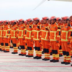 Imagen proveída por la Agencia Nacional de Gestión de Desastres de Indonesia (BNPB) de miembros del equipo de Búsqueda y Rescate Urbano reuniéndose previo a partir hacia Myanmar, en el Aeropuerto Halim Perdanakusuma, en Yakarta, Indonesia. | Foto:Xinhua/BNPB