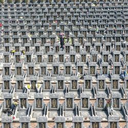 La gente presenta sus respetos en un cementerio antes del festival Qingming, también conocido como el festival de limpieza de tumbas, en Shenyang, en la provincia de Liaoning, en el noreste de China. | Foto:STRINGER / AFP