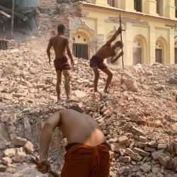 Monjes budistas retiran escombros del monasterio Thahtay Kyaung en Mandalay, cuatro días después de que un gran terremoto azotara el centro de Myanmar. | Foto:Sai Aung Main / AFP